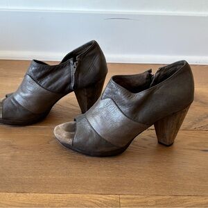 Elegant Grey Women's Heeled Shoes